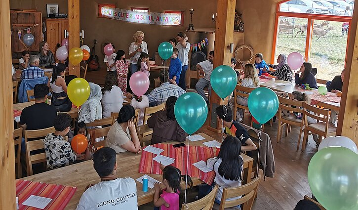 Das Bild gewährt einen Blick in das Schulanfangsfest im Pavillon der Ziegenalm auf dem Sophienhof bei Nordhausen