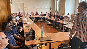 Auf dem Bild sind Mitarbeiterinnen und Mitarbeiter des AWW aus den Einrichtungen in Leipzig, Chemnitz, Schwedt und Hannover zur Regionaltagung Ost in Leipzig zu sehen.
