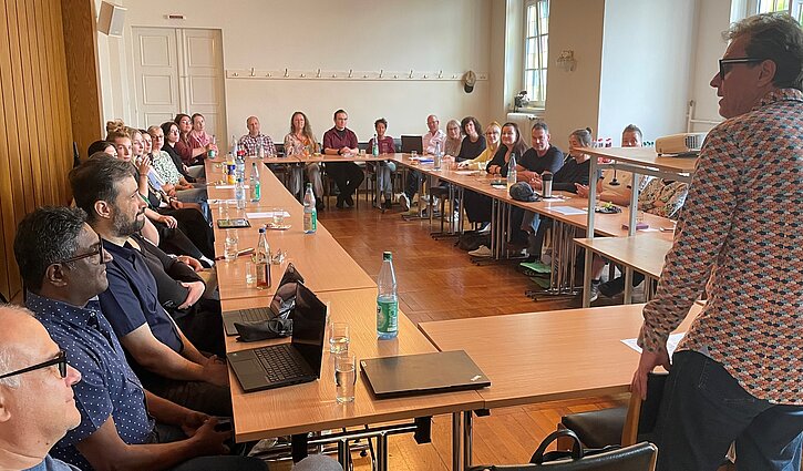 Auf dem Bild sind Mitarbeiterinnen und Mitarbeiter des AWW aus den Einrichtungen in Leipzig, Chemnitz, Schwedt und Hannover zur Regionaltagung Ost in Leipzig zu sehen.