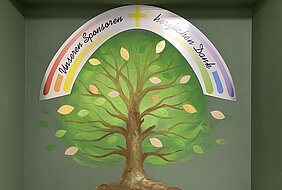 Das Bild zeigt den Spenden-Baum und darüber die Worte: Unseren Spendern herzlichen Dank