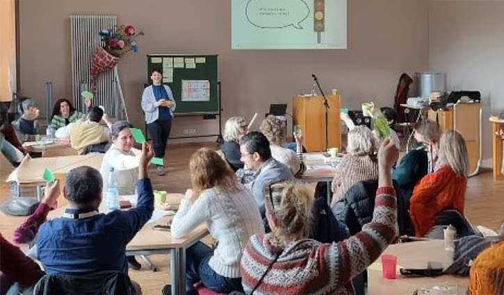 Teilnehmerinnen und Teilnehmer am Regionaltag Nord sind in der Aula der Adventschule Oberhavel versammelt.